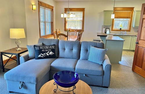 The Blue Mountains House | Private Backyard/Shuttle/Pool/10min walk to the Village
