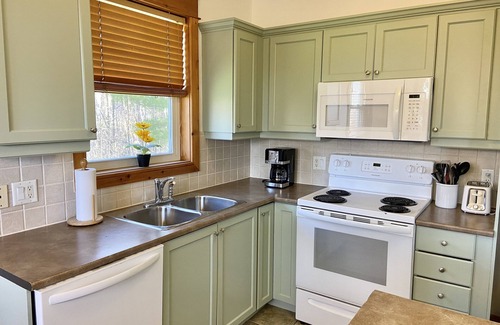 The Blue Mountains House | Private Backyard/Shuttle/Pool/10min walk to the Village