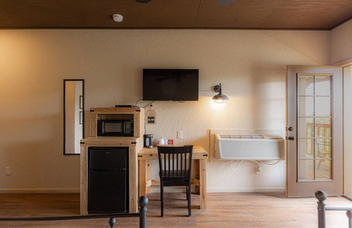 Tombstone Cabin | Private balcony, walk to everything, free wifi Miners Cabin #3 (2 Double Beds)