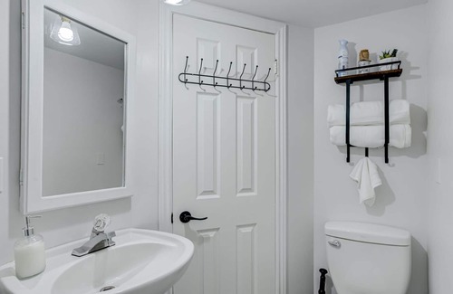 Barrie House | Private Basement ApartmentISeparate Entrance|One Bed & One Bath