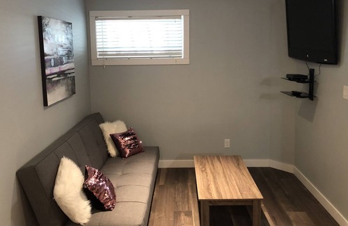 Regina House | Private Basement suite near Wascana lake