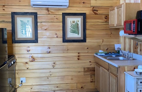 Columbia Cabin | PRIVATE BATHROOM ROMANTIC GETAWAY