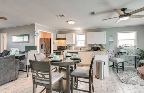 Hitchcock House | Private Bayfront Access 10 Mi to Galveston Beaches