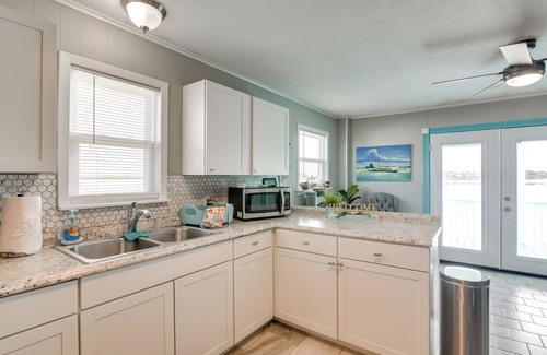Hitchcock House | Private Bayfront Access 10 Mi to Galveston Beaches