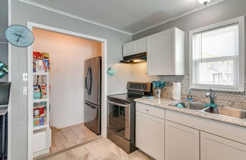 Hitchcock House | Private Bayfront Access 10 Mi to Galveston Beaches