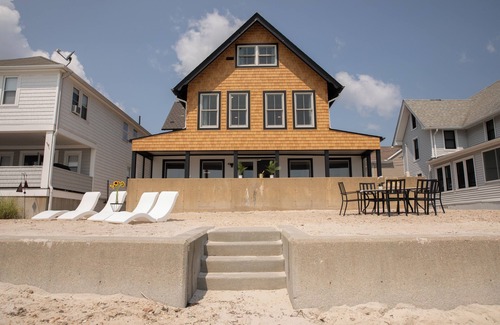 Niantic House | PRIVATE BEACH: A PALACE IN PARADISE @ NIANTIC W/6 QUEENS 1 TWIN BED