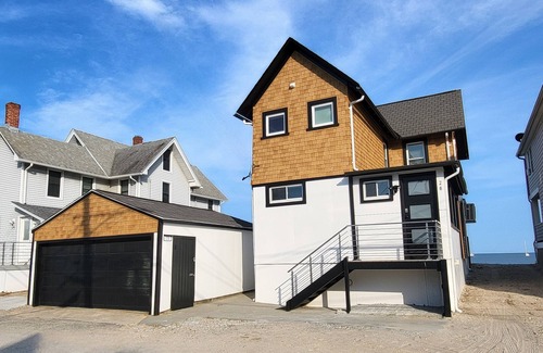 Niantic House | PRIVATE BEACH: A PALACE IN PARADISE @ NIANTIC W/6 QUEENS 1 TWIN BED