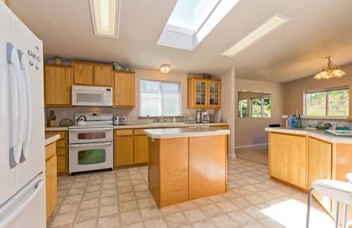 Port Angeles House | Private Beach Access, Clean, Comfortable Home between Sequim & Port Angeles