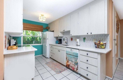 Englewood House | Private beach, bay access to only 5 homes, dog friendly, fenced yard, steps to the water on either side