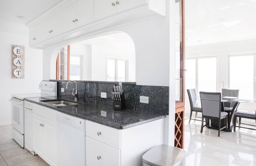 Niantic House | PRIVATE BEACH: BEACHFRONTS & BALCONIES @ NIANTIC W/6 QUEENS