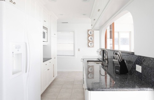 Niantic House | PRIVATE BEACH: BEACHFRONTS & BALCONIES @ NIANTIC W/6 QUEENS