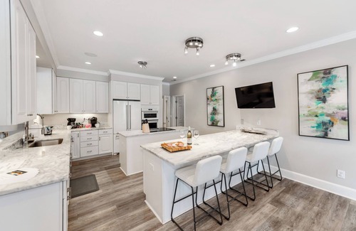 Bowling Green House | Private Beach +Dock + New Elegant Swim Spa, Spacious 6BR/5BA 20 Mins from CLT