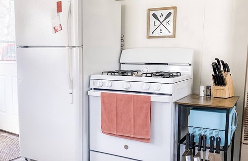 Caseville Cottage | Private beach & lake access-Cozy Cottage