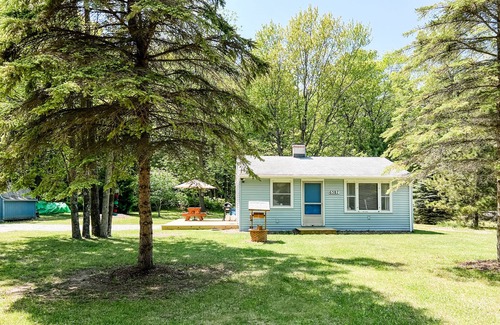 Caseville Cottage | Private beach & lake access-Cozy Cottage