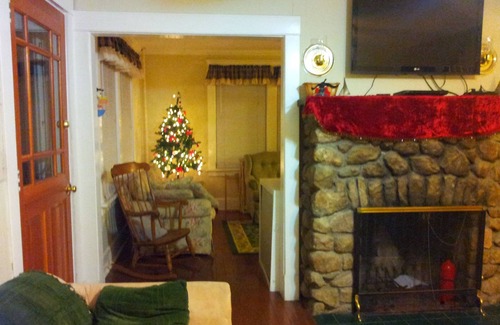 New London House | Private Beach, OceanBeach Passes, Fenced BackYard, Dogs OK, Sailfest 7/13-14