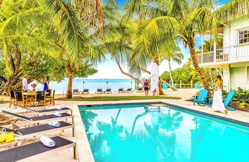 Islamorada House | PRIVATE BEACH, Pickleball Court and Tiki Bar/Heated Pool/Designated Paradise Key