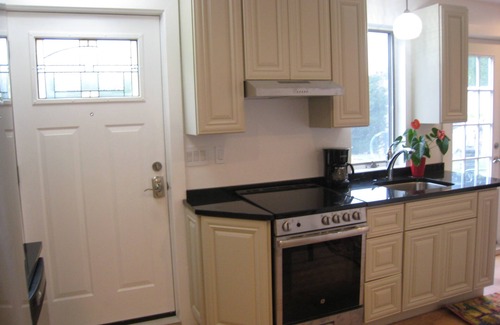 New London House | Private beach, sleeps 6 twobedroom apt. Kayak. Ocean B. Pass