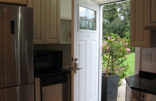 New London House | Private beach, sleeps 6 twobedroom apt. Kayak. Ocean B. Pass