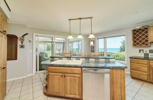 Manistee House | Private Beach & Stairs, Year-Round Hot Tub, & Unmatched Views of Lake Michigan!