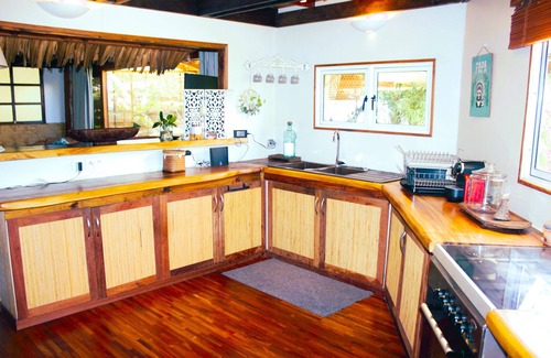 Teahupoo Villa | * PRIVATE BEACH, waterfront villa Ruma Maria - A/C - 8 pers.