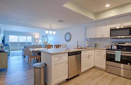 Redington Shores Condo | PRIVATE BEACHFRONT Condo #304 - 3BR/2B w/2 KING Master Suites -