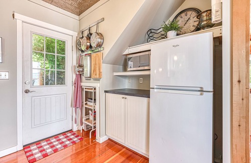 Point Roberts House | Private beachfront cottage with expansive deck, kayaks, elegant interior, & W/D