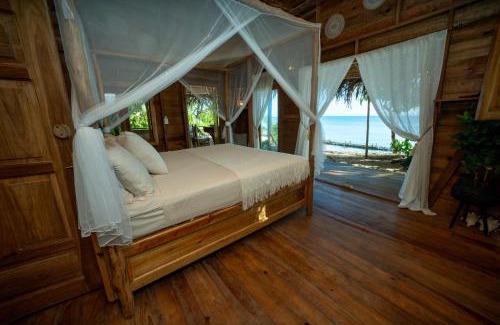 Isla Bastimentos House | Private Beachfront House with Kayak & Guided Tours