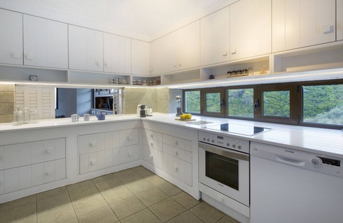 Kanapitsa Villa | Private Beautiful Family villa by a sandy beach
