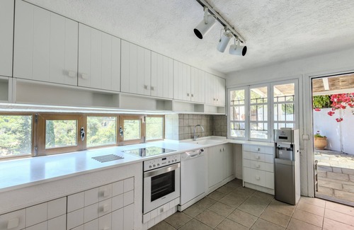 Kanapitsa Villa | Private Beautiful Family villa by a sandy beach