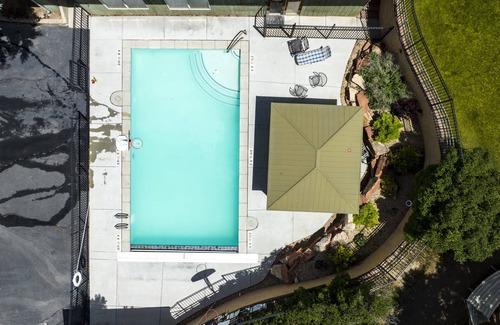 Heber Cabin | Private BEAUTIFUL Lodge! Pool, 8400sq ft, 11 beds,Pickleball, Hot tub,Sleeps 50.