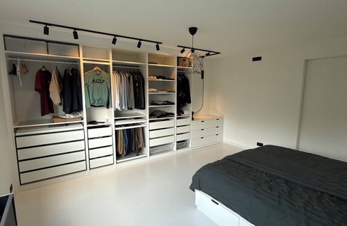 Huldenberg Villa | Private Bed and bathroom in house