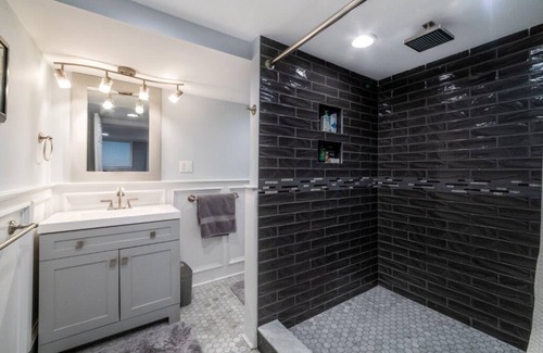 North Side House | Private Bedroom #2 and Bath 26 Min to NYC!
