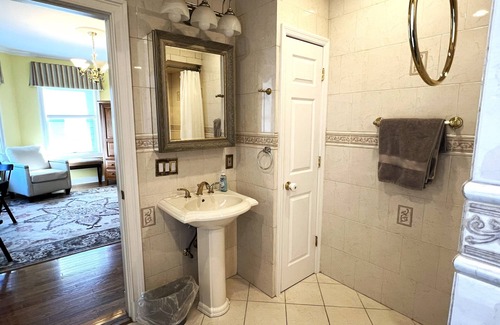 North Side House | Private Bedroom #4 and Bath 26 Min to NYC!
