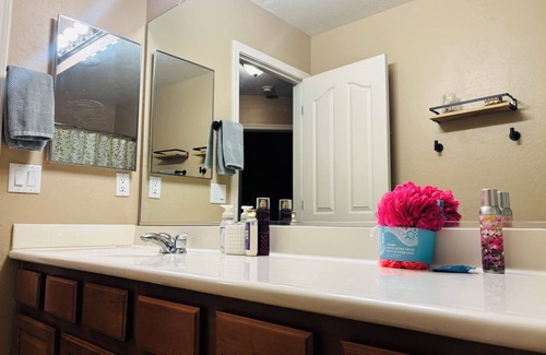 Gilbert House | Private Bedroom and Bathroom in Gilbert Retreat