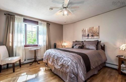 Dartmouth House | Private Bedroom and Bathroom in Dartmouth