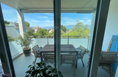 Le Grand-Saconnex House | Private Bedroom and Bathroom in shared appartment