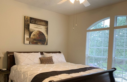 Barker House | PRIVATE BEDROOM IN A GATED COMMUNITY CLOSE TO ENERGY CORRIDOR