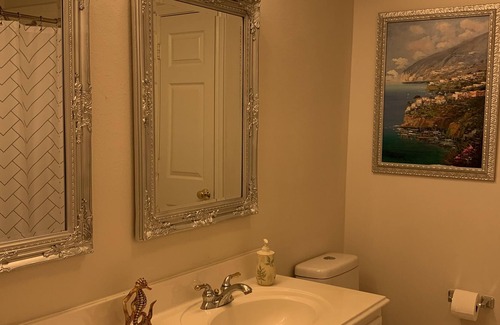 Barker House | PRIVATE BEDROOM IN A GATED COMMUNITY CLOSE TO ENERGY CORRIDOR