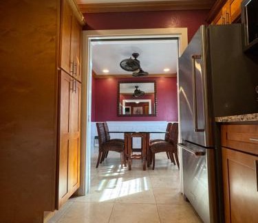 Diamond Head - Kapahulu - St. Louis House | Private Bedroom in Shared Guesthouse Waikiki Beach Area