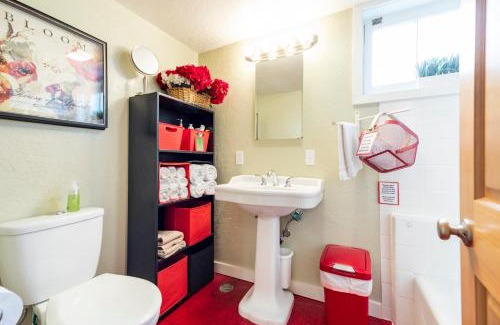 Beaumont - Wilshire House | Private Bedroom Studio with Kitchenette