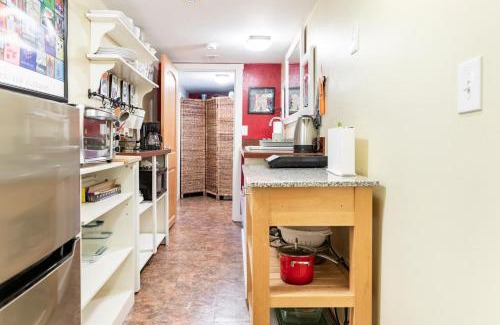 Beaumont - Wilshire House | Private Bedroom Studio with Kitchenette