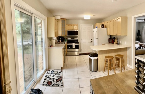 Tallahassee House | Private Bedroom with private bathroom in furnished home 2 Miles to FSU & I-10.