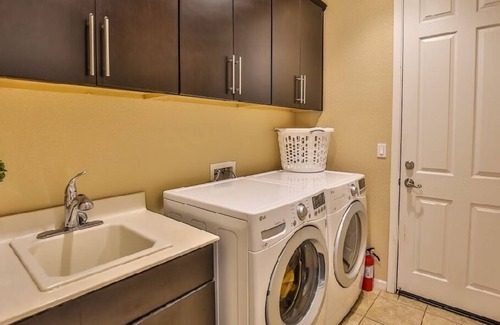 Elk Grove House | Private Bedroom with Private Bathroom in Elk Grove