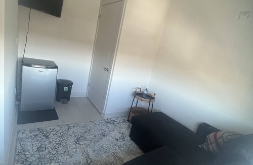 Fallingbrook Condo | Private bedrooms near beachesn