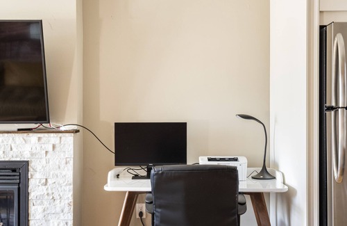 Niagara House | Private: Bright 2-Storey Loft w/Rooftop