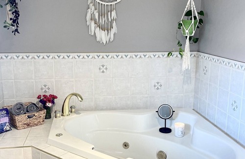 Genelle House | Private bright bungalow with pool, sauna and games room