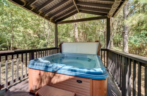 Broken Bow House | Private Broken Bow Cabin with Hot Tub and Gazebo!