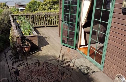 Ahuriri Flat House | Private Bush Shrouded Seaside Hideaway