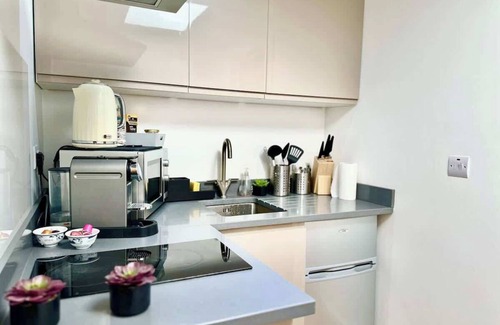 Ealing Broadway Apartment | Private Business En-Suite Studio Garden view