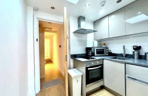Ealing Broadway Apartment | Private Business En-Suite Studio Garden view